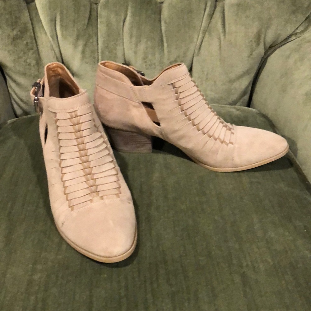 Franco Sarto cream colored suede ankle boots size 9 M